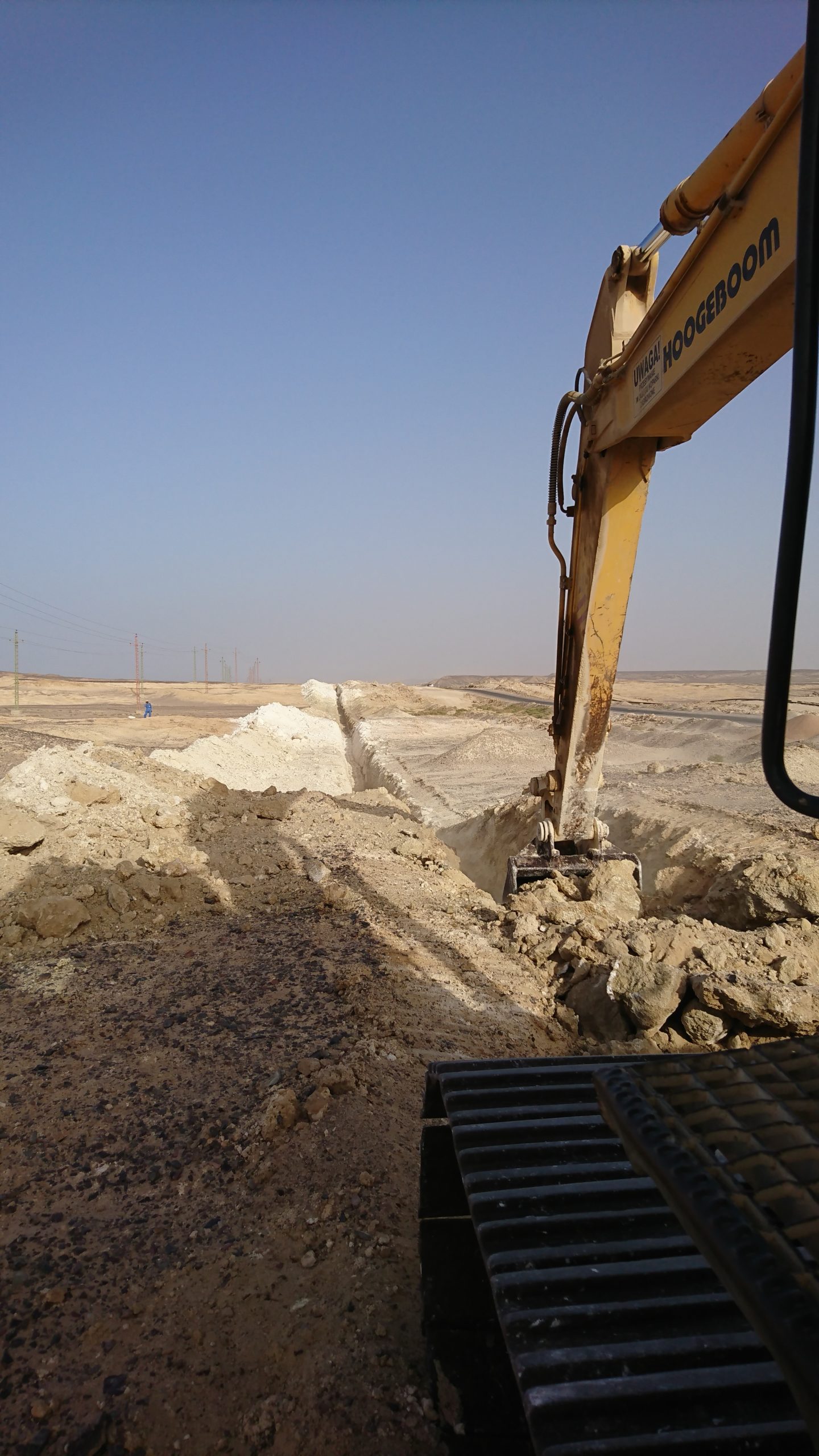 Excavation pour la construction d'un pipeline souterrain au champ pétrolier de South Dabaa - Égypte